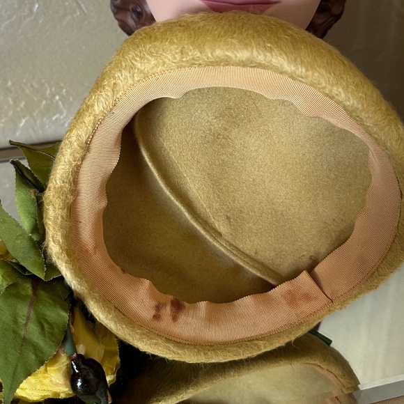 FESTIVE 1950s\' MUSTARD COLOR FURRY FELT TOQUE  WITH LARGE MATCHING FABRIC ROSE main image 5